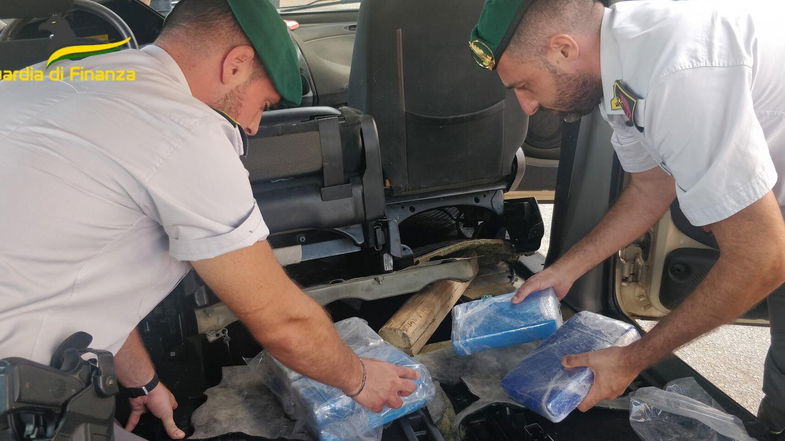 Bloccato sull’autostrada del Mediterraneo con 60 chili di cocaina, arrestato dalle Fiamme Gialle