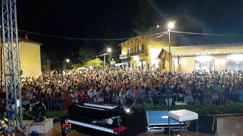 San Lorenzo Bellizzi, grande successo per il concerto di Roberto Vecchioni