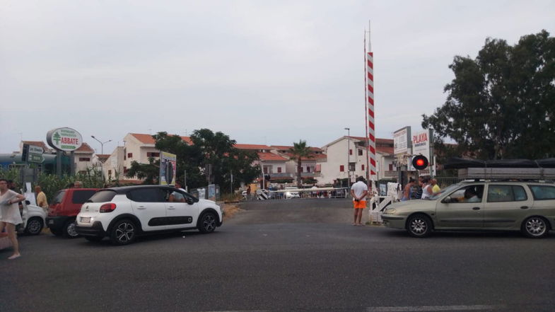 Pronti, partenza... stop! Mandatoriccio, passaggio a livello e treno bloccati da due ore