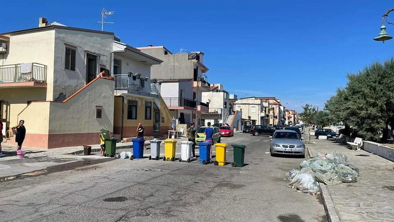 Continuano le proteste a Cariati: l'emergenza rifiuti ora è anche un problema di ordine pubblico