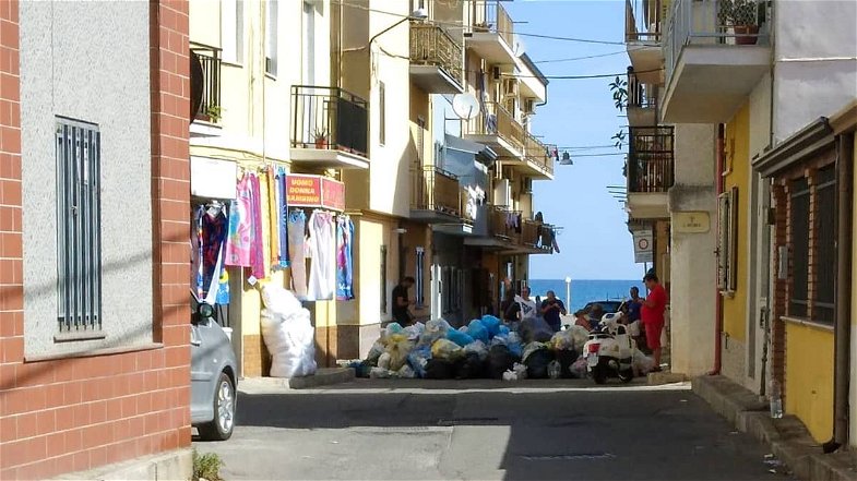 Emergenza rifiuti a Cariati, il sindaco Greco: «Nessuno è fermo. Stop alle strumentalizzazioni»