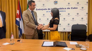 Roberto Occhiuto firma l'accordo con Cuba, 497 medici in arrivo in Calabria