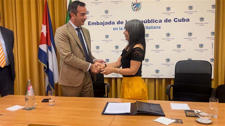 Roberto Occhiuto firma l'accordo con Cuba, 497 medici in arrivo in Calabria
