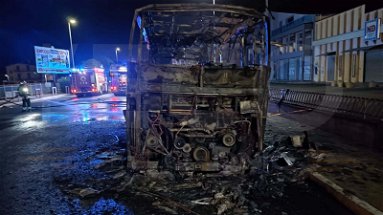 Crosia Mirto, in fiamme un autobus mentre viaggiava lungo la Statale 106