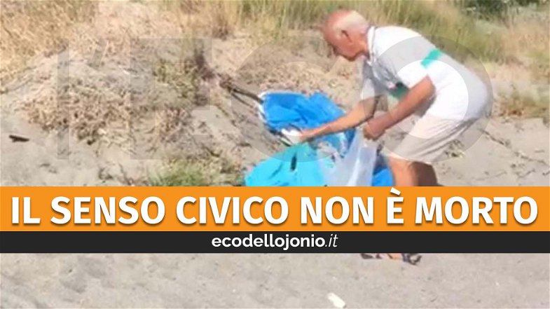 Giannino, il pensionato che ad agosto torna a Calopezzati e ripulisce dai rifiuti la spiaggia fino a Pietrapaola