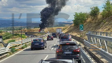 Autobus a fuoco sulla A2 all'altezza di Firmo: sul posto vigili del fuoco e polstrada