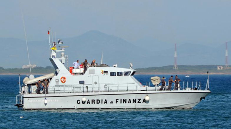 Imbarcazione di migranti alla deriva nello Jonio: interviene anche una motovedetta della Gdf di Corigliano