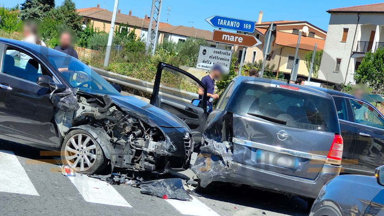 Incidente sulla Statale 106, scontro tra tre auto al bivio di Calopezzati: ci sono due feriti