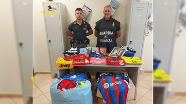 Blitz della Finanza nelle bancarelle del mercato: sequestrate 568 maglie di calcio contraffatte