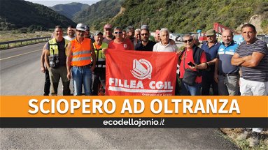 Protesta dei lavoratori della strada Longobucco-Mare: senza stipendio da luglio