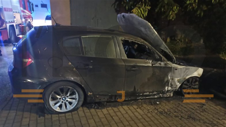 Un'altra auto distrutta dalle fiamme nella notte scorsa a Rossano scalo