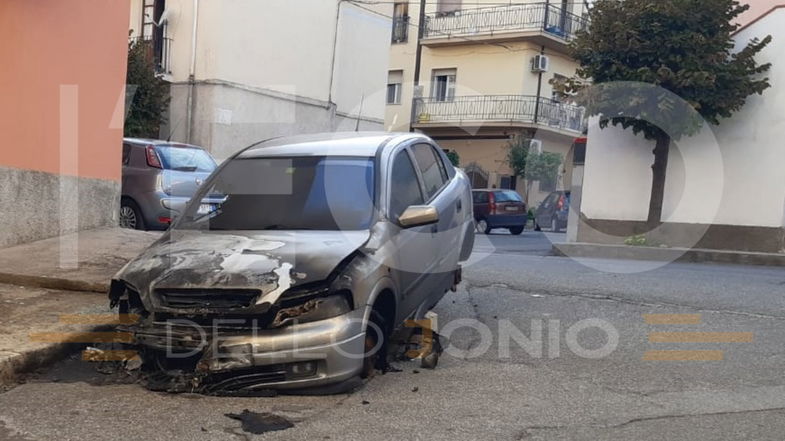 Trebisacce, ancora un'auto in fiamme. Aurelio: «Sono atti che necessitano una risposta del territorio»