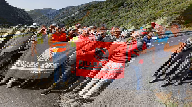 Tornano al lavoro gli operai della strada Longobucco-Mare