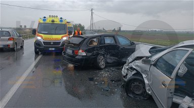 Incidente sulla Statale 534: scontro tra due auto su un asfalto viscido