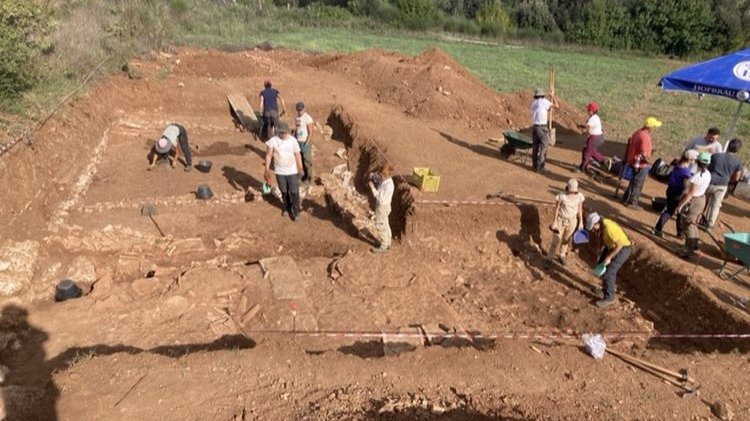 Laino Borgo, conclusa la terza campagna di scavi: ritrovato un settore di produzione di vasi 