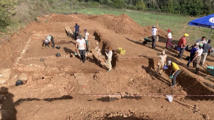 Laino Borgo, conclusa la terza campagna di scavi: ritrovato un settore di produzione di vasi 