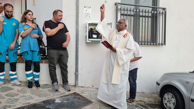 Trebisacce, installato nel Centro storico un defibrillatore donato dalla famiglia Cataldi-Bentivenga