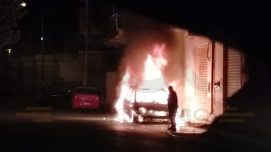 Notte di fuoco a Trebisacce: alle fiamme l'auto di una docente. Si presume il dolo