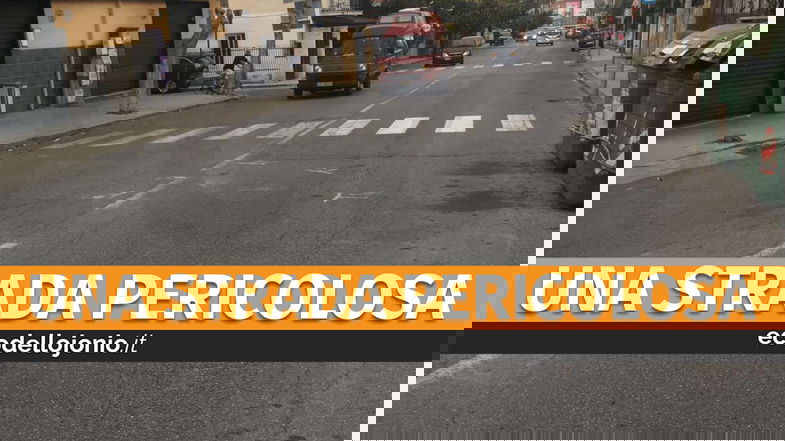 Una tangenziale in pieno centro abitato: Via Isabella De Rosis continua a creare paura e disagi