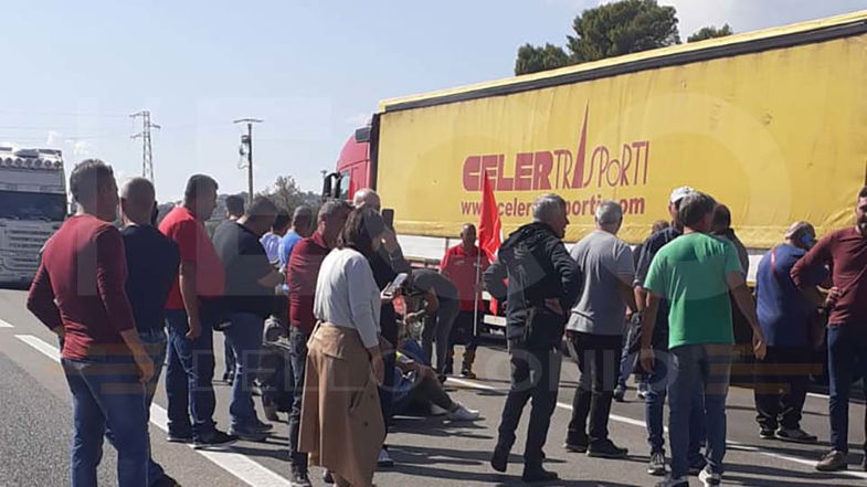 Occupata la E90: cresce la protesta dei lavoratori del Consorzio di Bonifica