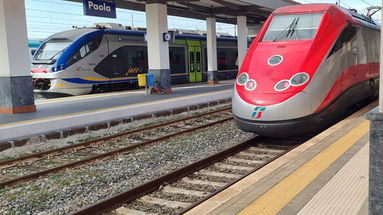 Vuole viaggiare in bagno, il capotreno ferma tutto e chiede un Tso: scene tragicomiche sul treno Paola-Reggio