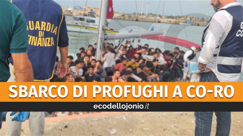 In arrivo al porto di Corigliano-Rossano una nave di migranti: la cronaca dello sbarco - FOTO/VIDEO