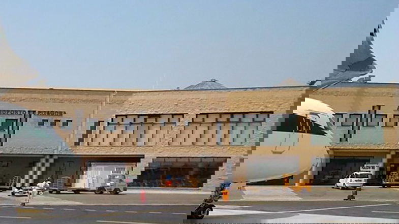 Aeroporti calabresi, il M5s non ci sta: «Anche lo scalo di Crotone merita lo stesso trattamento»