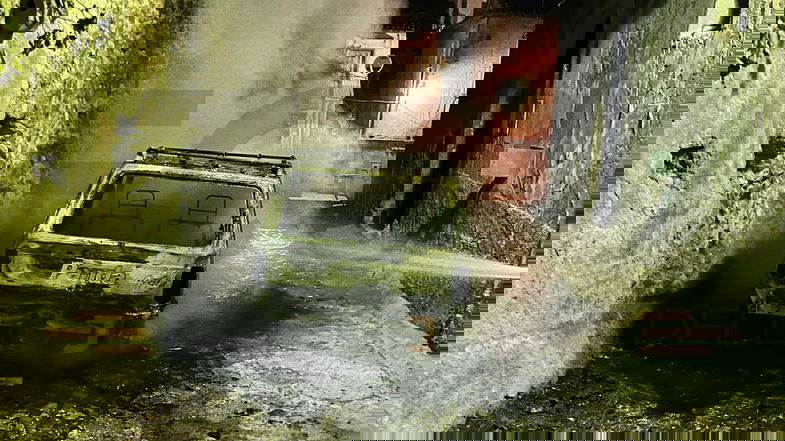 Auto a fuoco in una via strettissima del centro storico di Rossano: difficoltà nei soccorsi