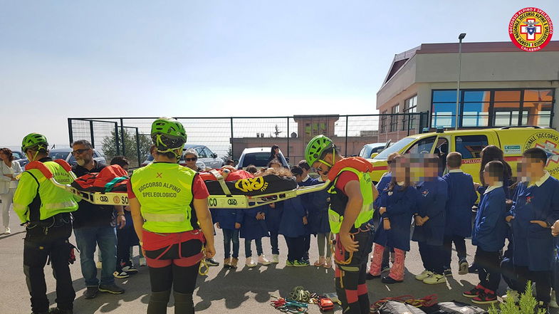 Saracena, gli studenti della scuola primaria sono i protagonisti del calendario del Soccorso Alpino 