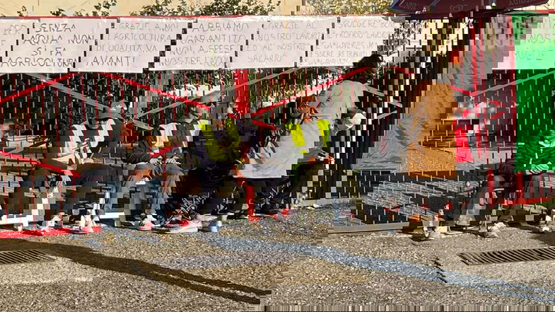 Le tute verdi si incatenano ai cancelli del Consorzio di bonifica di Trebisacce: «Vogliamo i nostri stipendi»