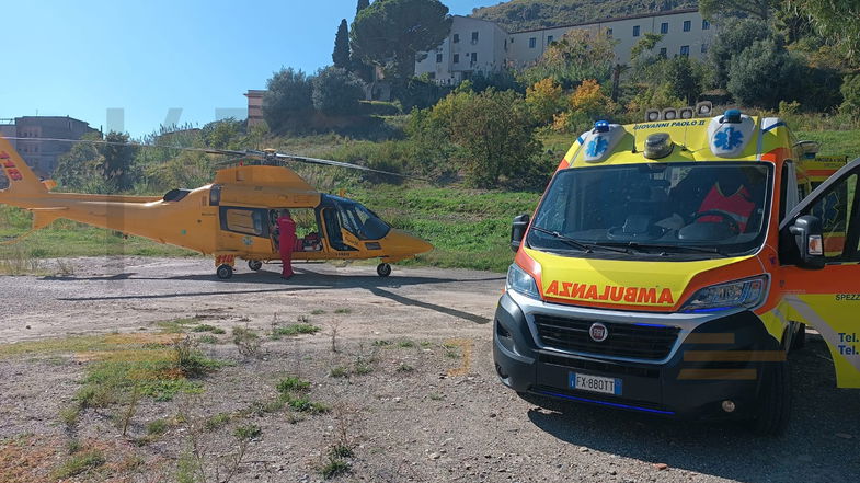 Dramma a Cassano Jonio, giovane donna precipita dal balcone di una casa nel centro storico