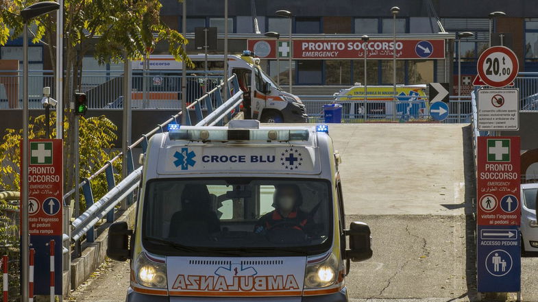 Anziano cade in casa e si frattura il femore: va in ospedale e... «muore per Covid»