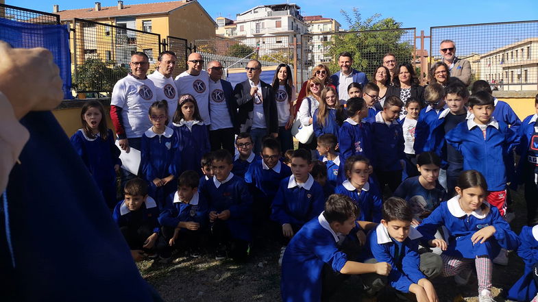 Nel suo One day il Kiwanis ha piantato un albero d'ulivo nel cortile di una scuola di Corigliano-Rossano