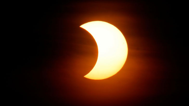 Occhi all'insù, stamattina nel cielo terso della Calabria una eclissi di sole