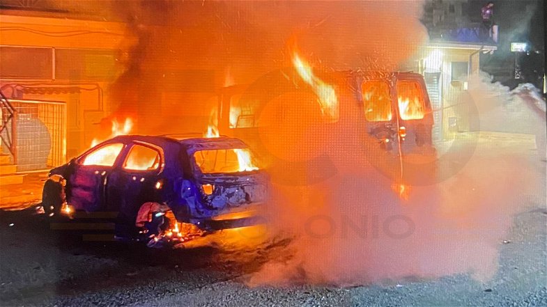  Nella notte scorsa a fuoco tre auto e un furgone a Corigliano scalo
