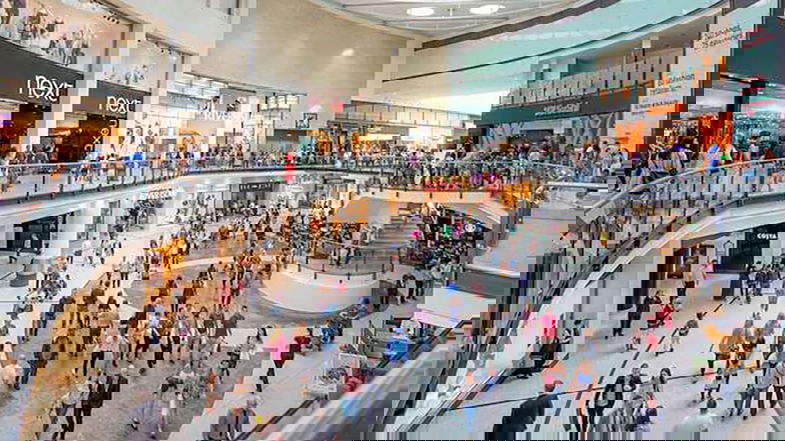 Crisi energetica, necessario chiudere centri commerciali e punti vendita durante le festività