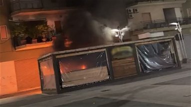 A fuoco un gazebo in piazza Le Fosse: una bravata da Halloween che poteva provocare danni enormi