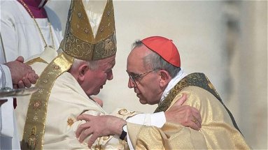 “Lo straordinario impatto sui media avuto da Giovanni Paolo II e da Papa Francesco”