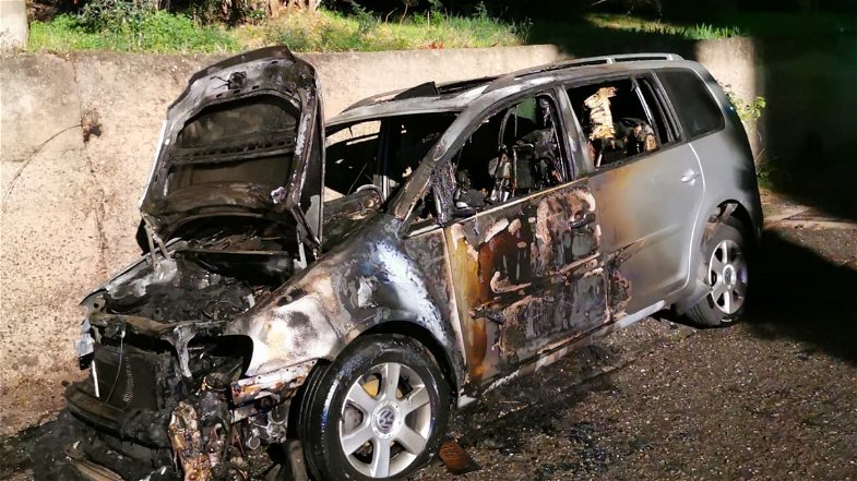 Trebisacce, ennesima auto in fiamme: i carabinieri indagano