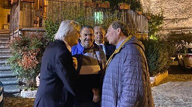 Blitz notturno di Sgarbi ad Altomonte: ad accoglierlo l’agrichef Enzo Barbieri 