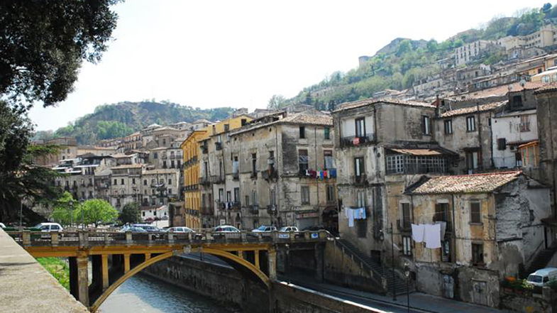 Poliziotti salvano dalle fiamme un 28enne, grazie anche all’aiuto di cittadini stranieri