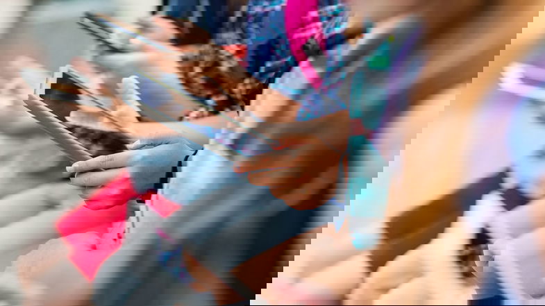 Pedofilia, 20mila minori molestati in un anno. «Necessario l’obbligo di identificazione sui social»