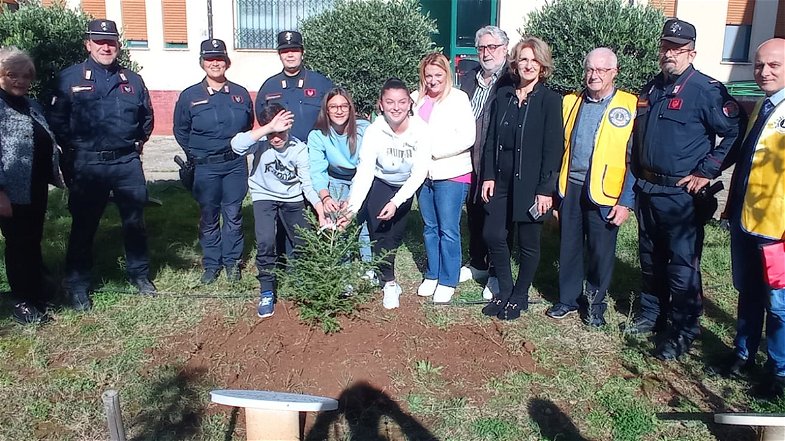 I ragazzi delle scuole di Spezzano piantano 30 esemplari per il progetto “Un albero per il futuro”