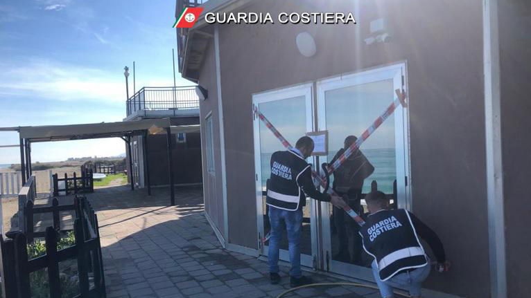 Occupazione abusiva di suolo demaniale marittimo, sequestrato un lido a Crosia