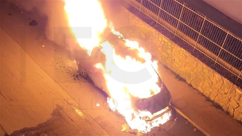 Fiamme nella notte a Trebisacce: a fuoco l'auto di un pakistano