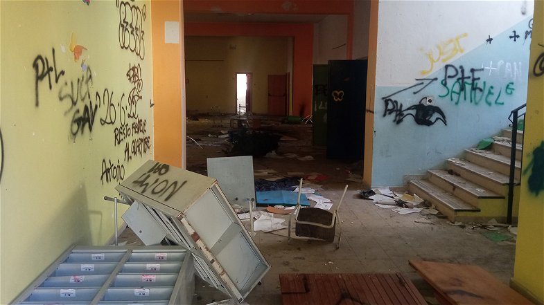 A Co-Ro la scuola di via Ariosto «è in una situazione vergognosa di degrado e abbandono totale»