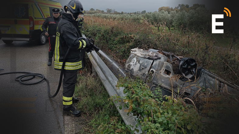 Misterioso incidente sulla vecchia SS106: fuoristrada si ribalta e prende fuoco. Ma non si trova il conducente 