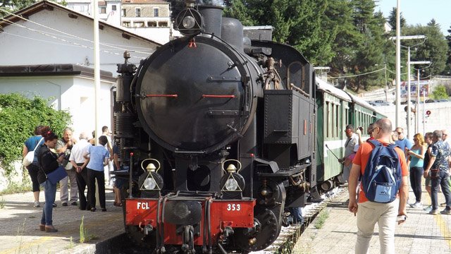 Tornano a casa tre treni storici delle Ferrovie della Calabria dismessi negli anni '70. Erano a Roma