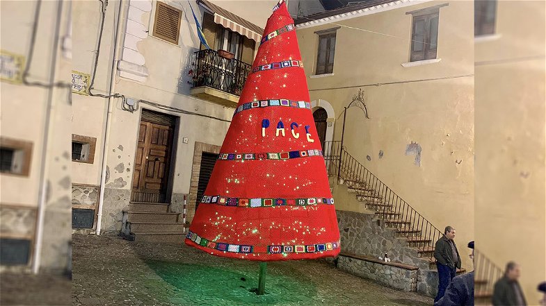 A Cropalati un albero di Natale simbolo della pace: 1.650 mattonelle di lana per dire “no” alla guerra 