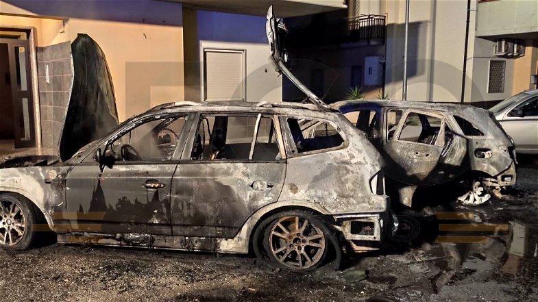 Nella notte a fuoco due auto nel centro di Corigliano scalo. Si presume il dolo